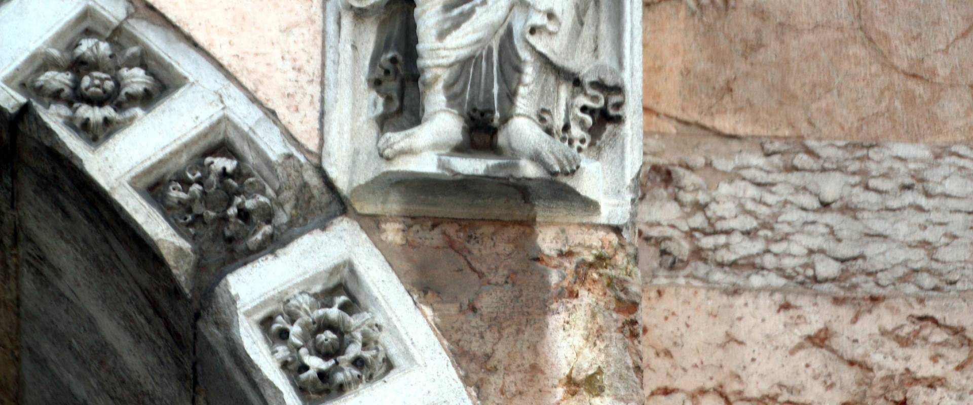 Duomo (Piacenza), portale sinistro 03 photo by Mongolo1984